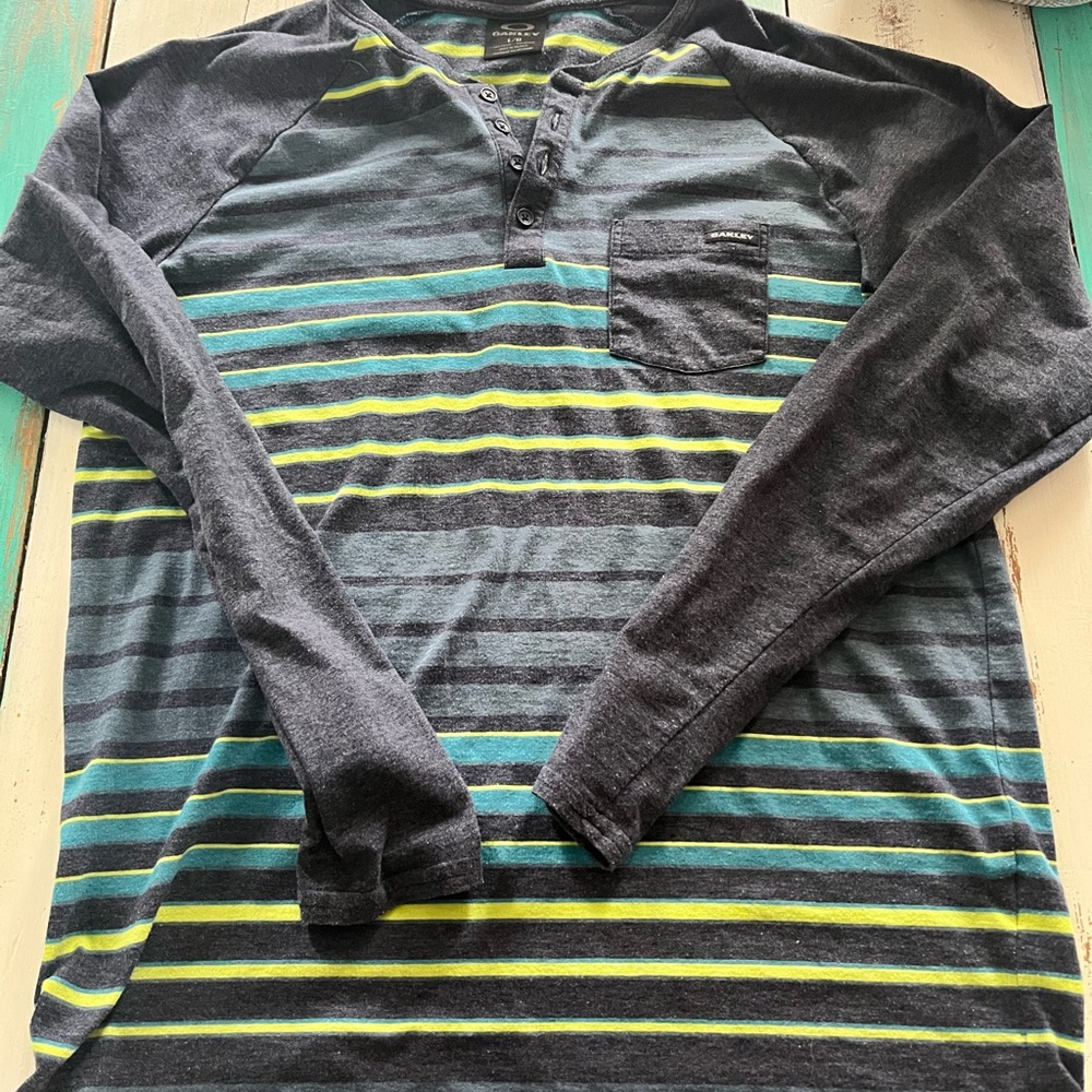 Oakley long sleeve pattern shirt size large